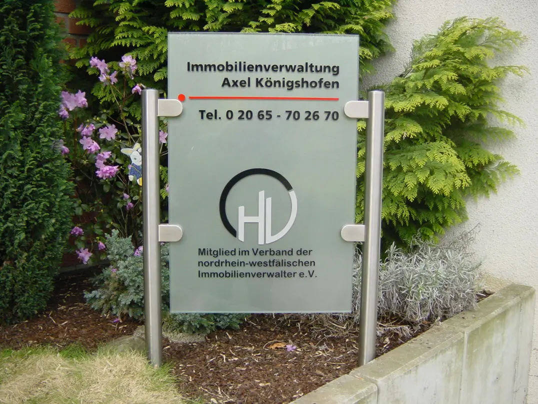 Firmenglas-Standschild mit aufgeklebten Buchstaben von Glas Scholl