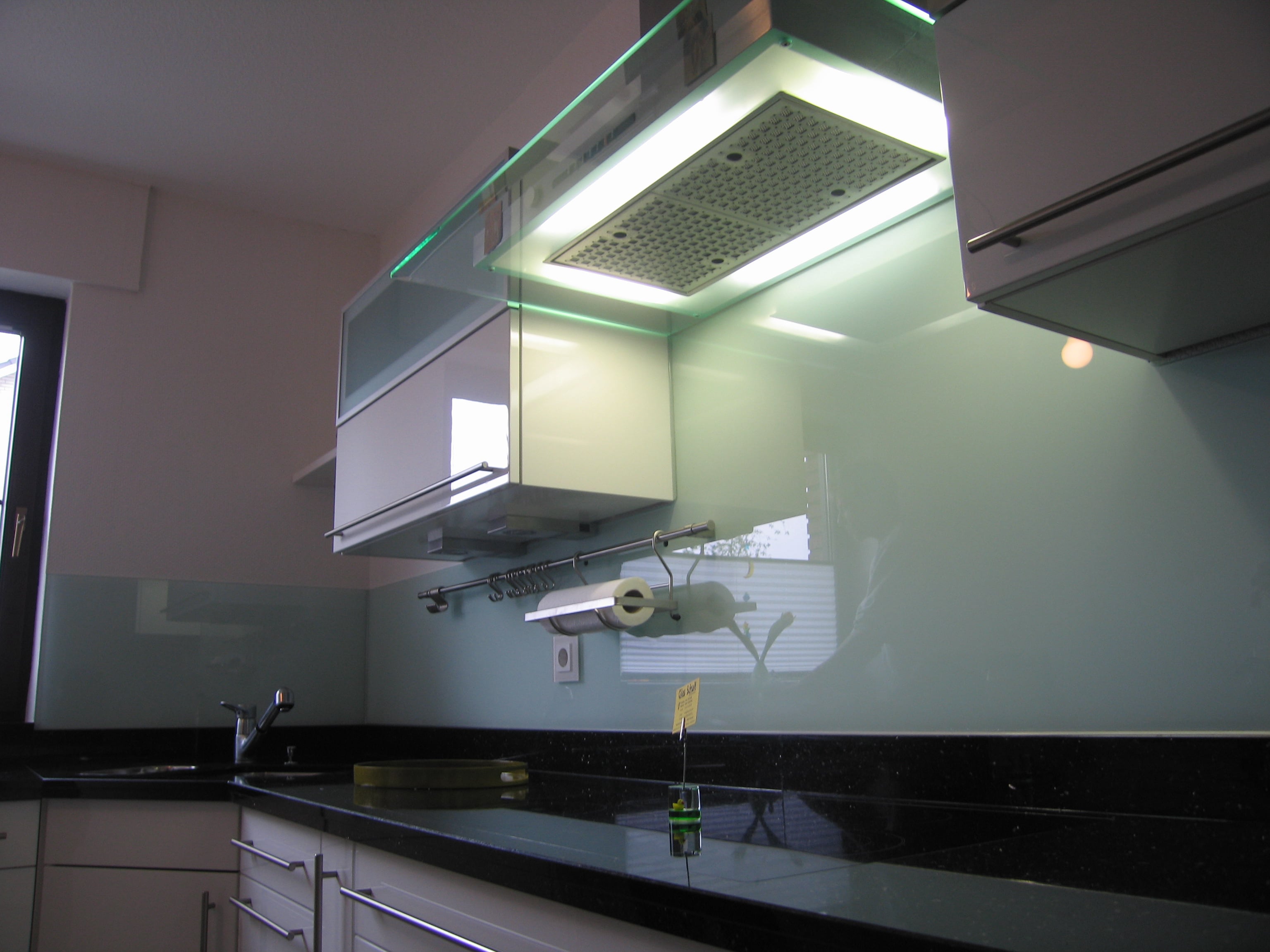 farbige und s/w Küchenrückwände von www.glas-scholl.de